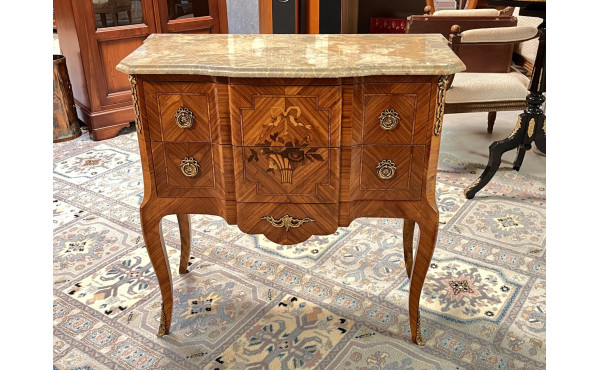 Petite commode style Transition, façade 