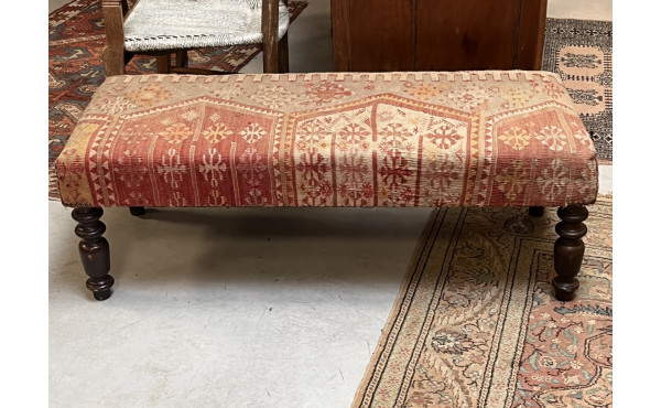 Banquette recouverte d'un Kilim ancien, 