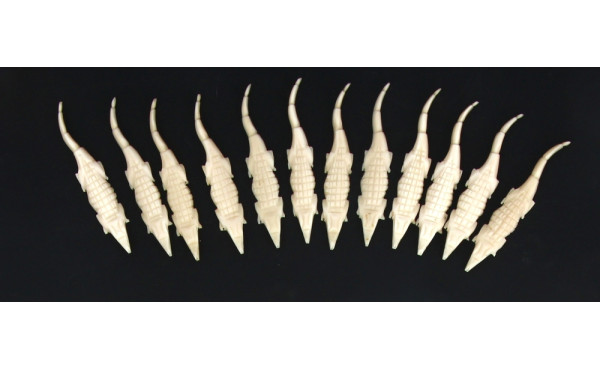 AFRIQUE - 12 porte-couteaux en ivoire d'