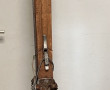 Paire de skis anciens en bois et métal, 