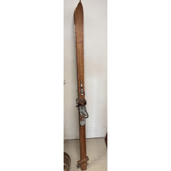 Paire de skis anciens en bois et métal, 