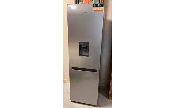 Réfrigérateur-congélateur gris de marque