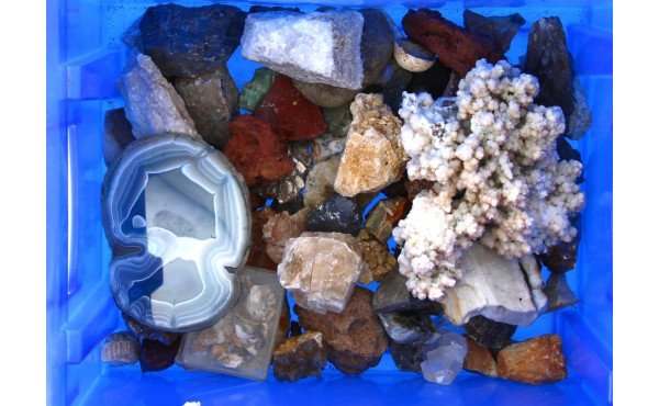 Caisse de minéraux divers (caisse bleue)
