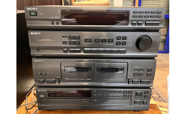 Chaîne hifi de marque SONY et 2 enceinte