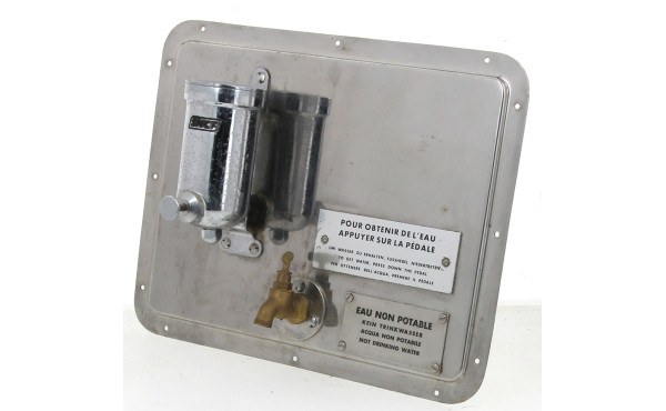 SNCF - Plaque inox supportant un distrib