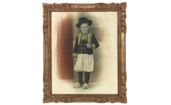 Photographie d'enfant breton colorisée, 