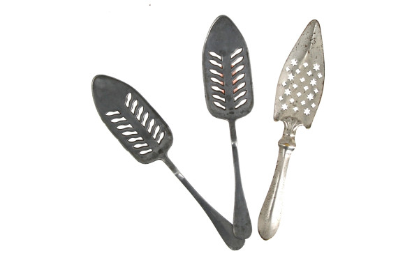 3 cuillères à absinthe anciennes en méta