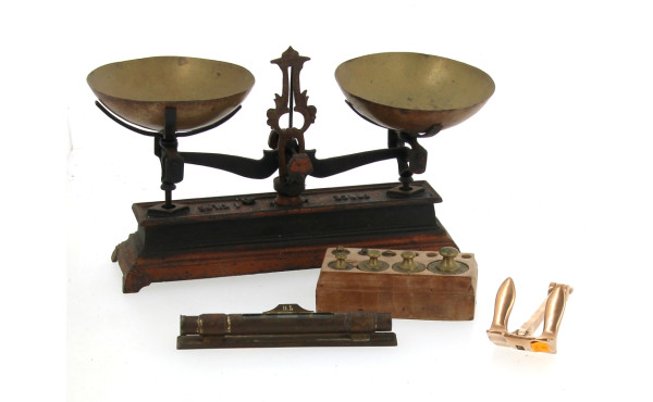 Balance ancienne avec série de poids (in