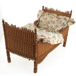 Joli lit de poupée ancien en vannerie. L