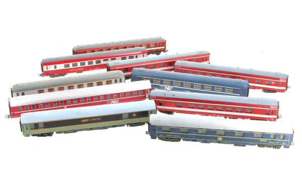Lot de 10 voitures voyageurs Ho dont voi
