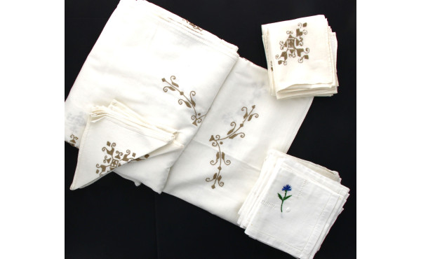 12 serviettes de table à jours brodées d