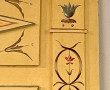 Trumeau ancien en bois peint sur fond ja