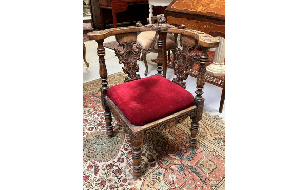 Fauteuil d'angle en noyer sculpté d'une 