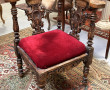 Fauteuil d'angle en noyer sculpté d'une 