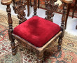 Fauteuil d'angle en noyer sculpté d'une 