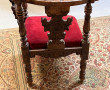 Fauteuil d'angle en noyer sculpté d'une 