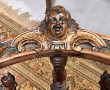 Fauteuil d'angle en noyer sculpté d'une 