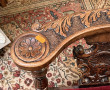 Fauteuil d'angle en noyer sculpté d'une 