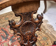 Fauteuil d'angle en noyer sculpté d'une 
