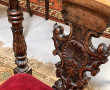 Fauteuil d'angle en noyer sculpté d'une 