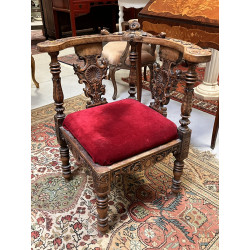 Fauteuil d'angle en noyer sculpté d'une 