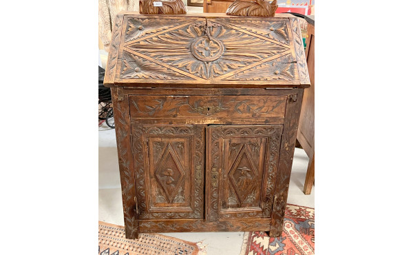 Bureau de pente ancien en pin sculpté de