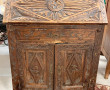 Bureau de pente ancien en pin sculpté de