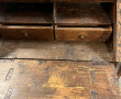 Bureau de pente ancien en pin sculpté de