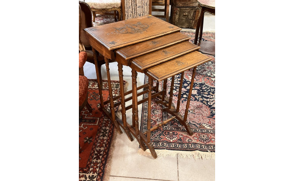 Suite de petites tables gigognes : on y 