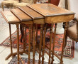 Suite de petites tables gigognes : on y 