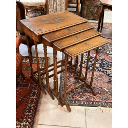 Suite de petites tables gigognes : on y 