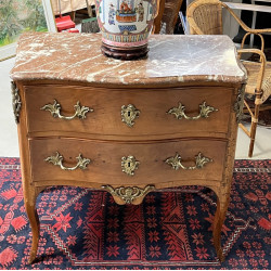 Petite commode de style Louis XV en bois