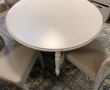 Table ronde blanche avec 2 allonges et 4