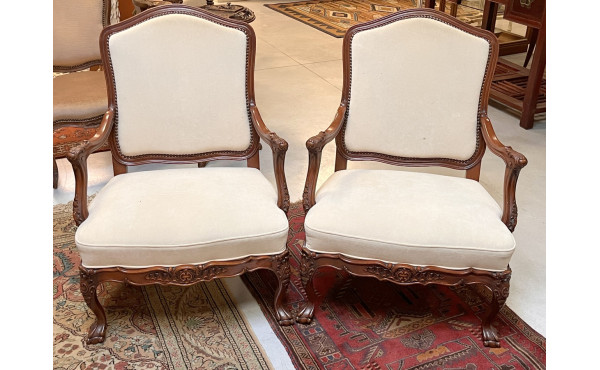 Paire de large fauteuils en acajou sculp