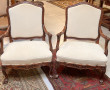 Paire de large fauteuils en acajou sculp