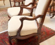 Paire de large fauteuils en acajou sculp