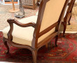 Paire de large fauteuils en acajou sculp