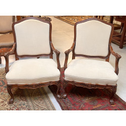 Paire de large fauteuils en acajou sculp