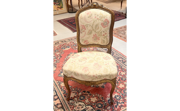 Chaise de style Louis XV en bois sculpté