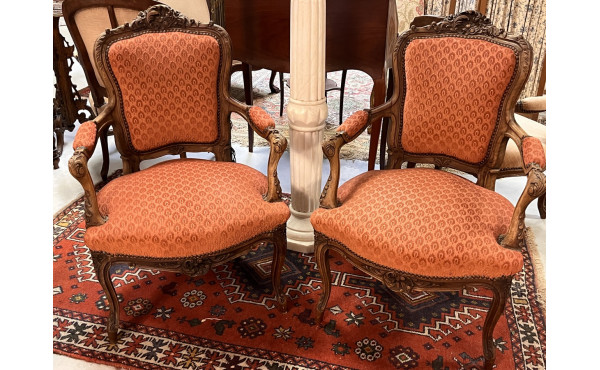 Paire de chaises basses laquées crème (u