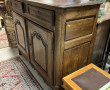 Buffet bas ancien ouvrant à 2 portes mou