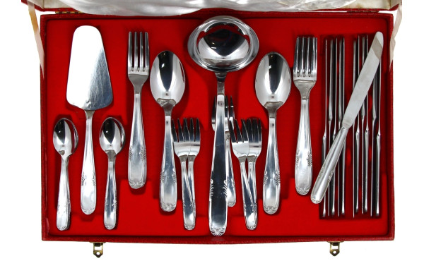 Ménagère en inox comprenant 12 couverts,