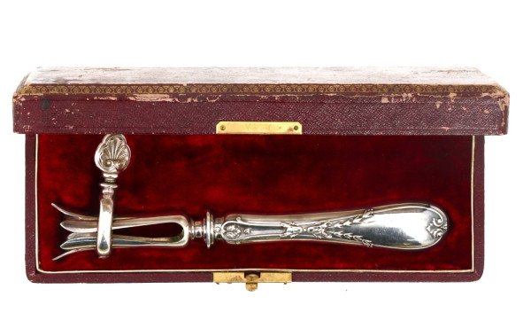 Lot d'argenterie comprenant : un légumie