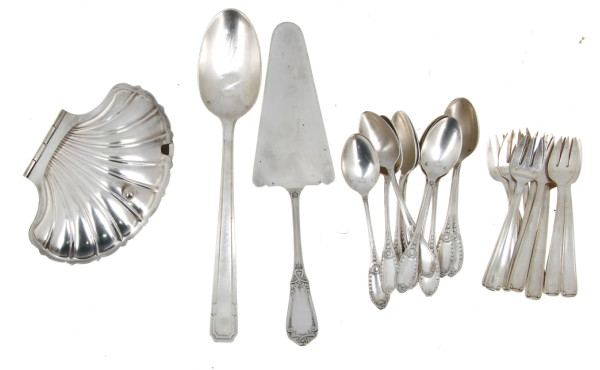 Lot de métal argenté comprenant un beurr