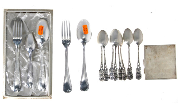 Lot de métal argenté comprenant : 2 couv