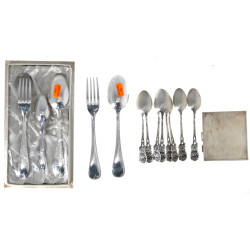 Lot de métal argenté comprenant : 2 couv