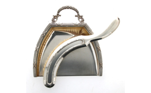 Pelle et sa balayette en métal argenté d