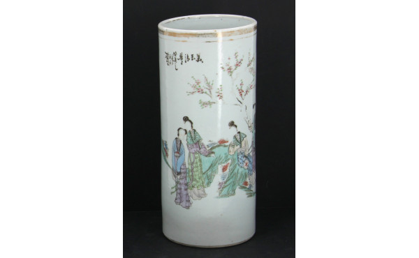 CHINE - Vase rouleau en porcelaine à déc