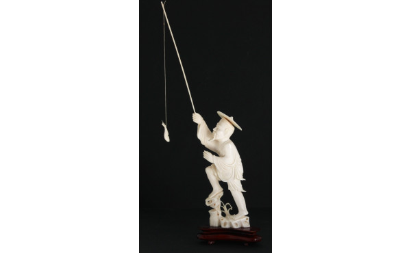 CHINE - "Pêcheur", sujet en ivoire d'hip