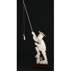 CHINE - "Pêcheur", sujet en ivoire d'hip